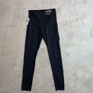 Black Aritzia TnaSLEEK leggings. New with tag.